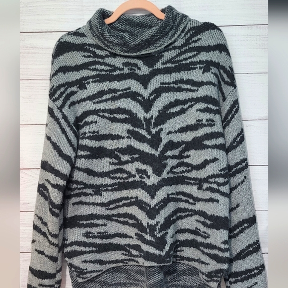 Dkny Sweaters - Euc DKNY zebra print mock neck heavy  knit sweater size M